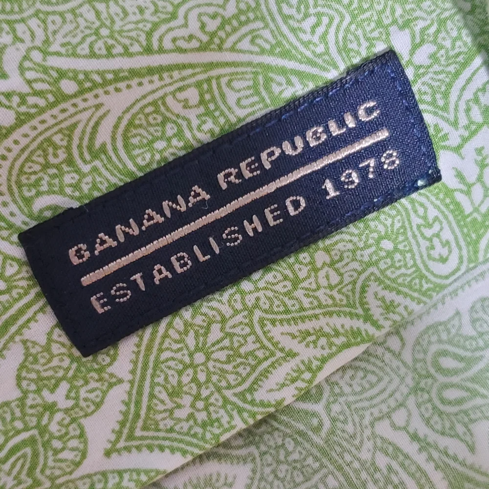 Banana Republic Men's Button Up Shirt Green Paisley‎ Long Sleeve. Size: L